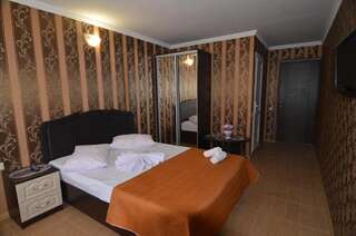 Гостиница Масис Лазаревское Стандартный двухместный номер с 1 кроватью и балконом-1